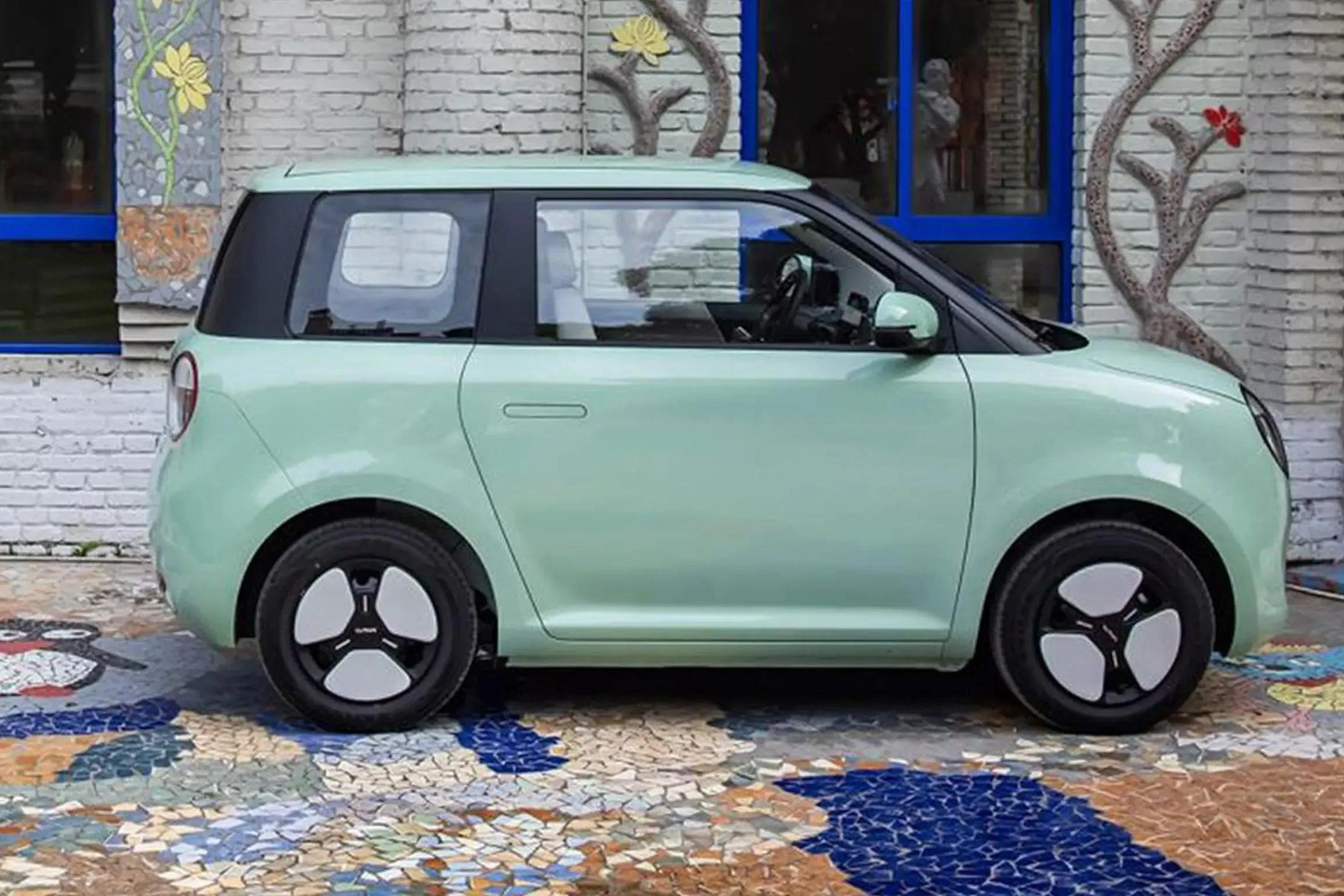 Coche eléctrico compacto de baja velocidad Changan Lumin vehículo de movilidad urbana vehículo eléctrico mini de energía de China SUV barato batería auto coche con estación de carga