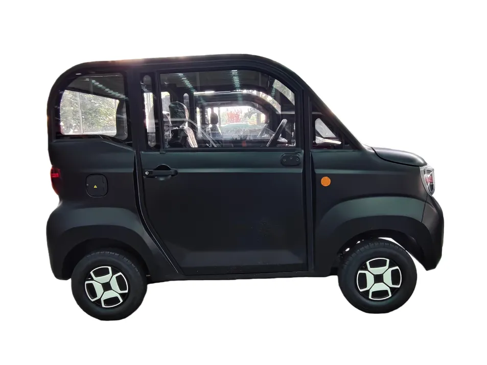 Vehículo eléctrico de cuatro ruedas completamente cerrado y de baja velocidad para uso tanto de pasajeros como de carga, también conocido como scooter de movilidad para personas mayores