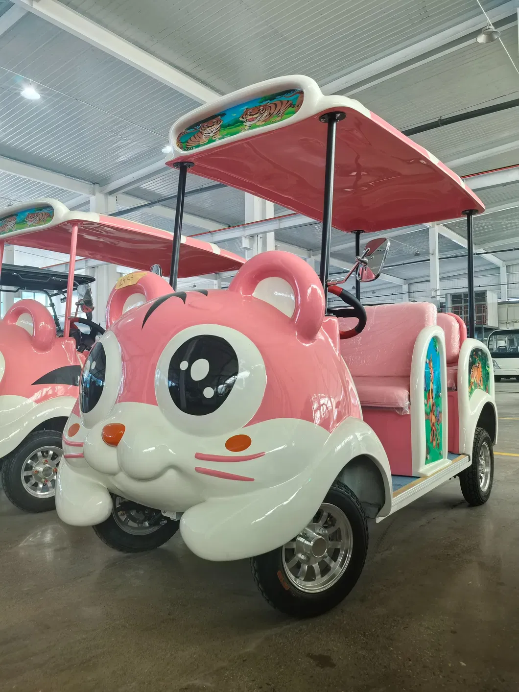 Vehículo autónomo animado de turismo en parque