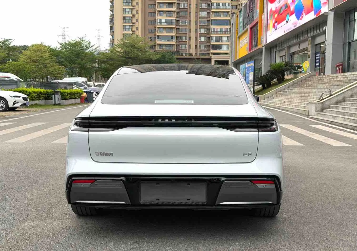 Programa de Comercio Transfronterizo Apoyado por Automóviles: Geely Galaxy E8 Coche Usado Probado Smart Conectado EV con Chip Qualcomm 8295 Sistema de Cabina Inteligente