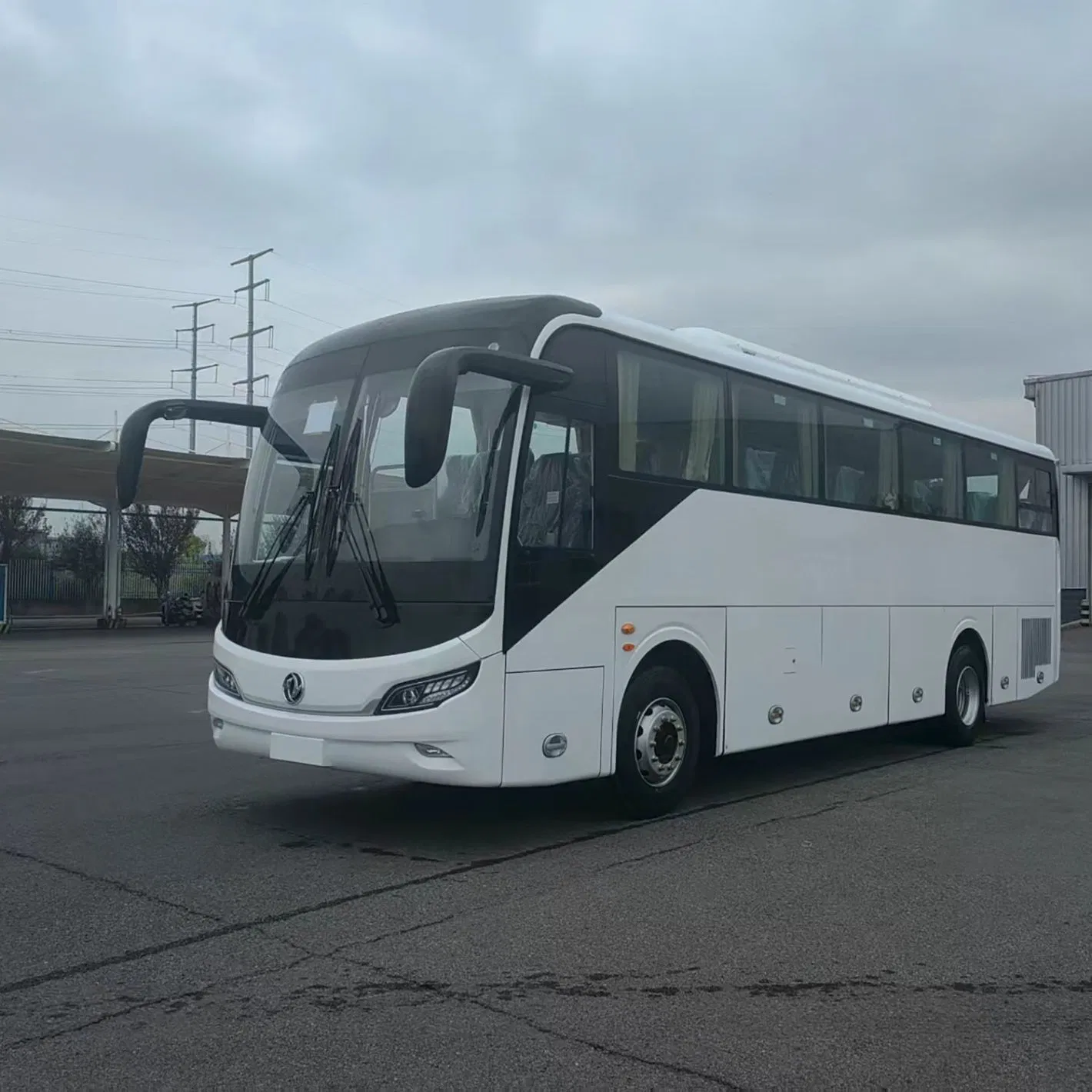 Gran Vehículo Comercial Eléctrico Ofrece una Combinación de Alta Velocidad, Larga Autonomía y Capacidad para Cincuenta Pasajeros para Flotas Modernas