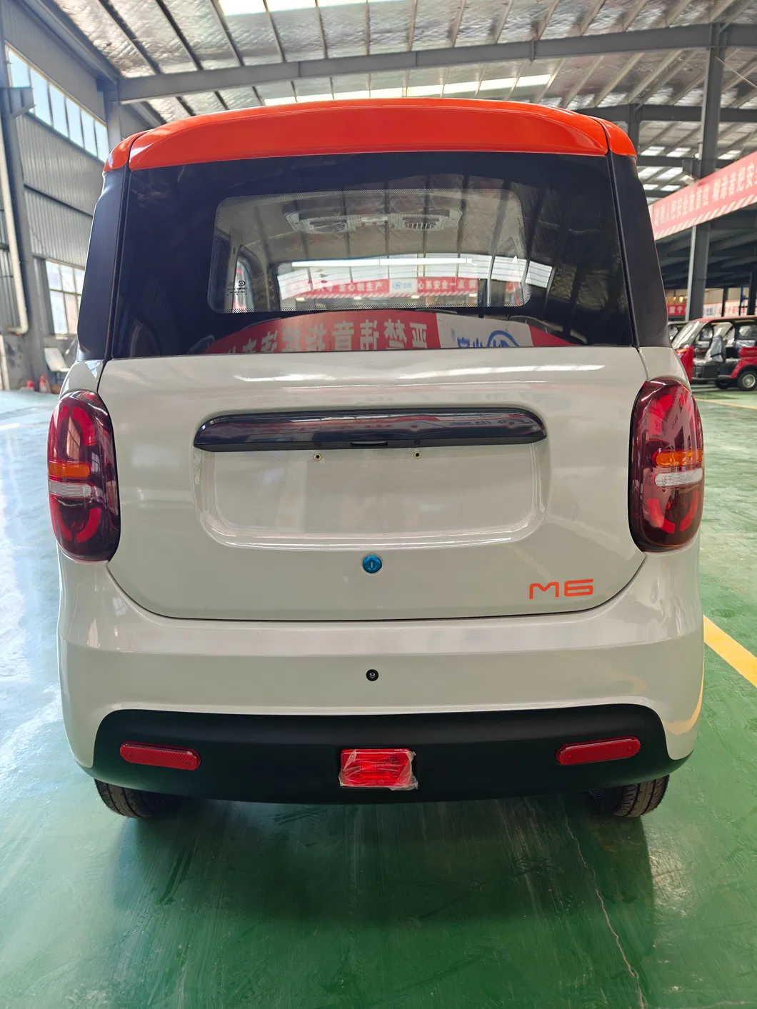 Detalle de las ruedas y llantas del coche eléctrico