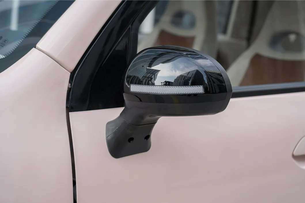 Paneles de las puertas y elevalunas del coche eléctrico Panda