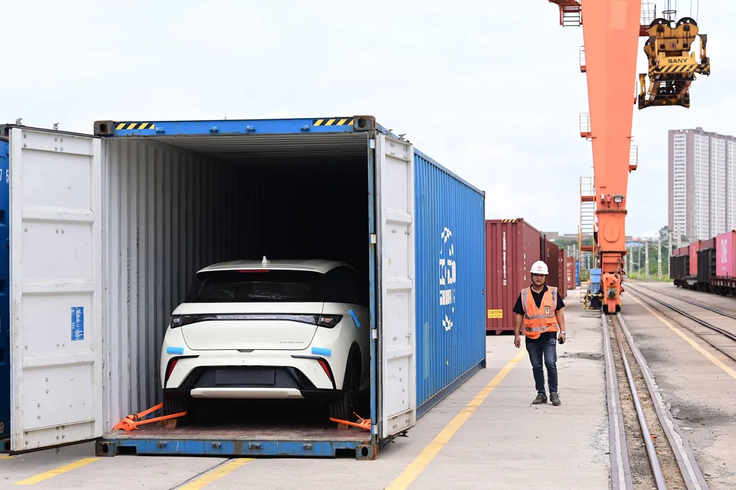 Vehículos eléctricos cargados para exportación