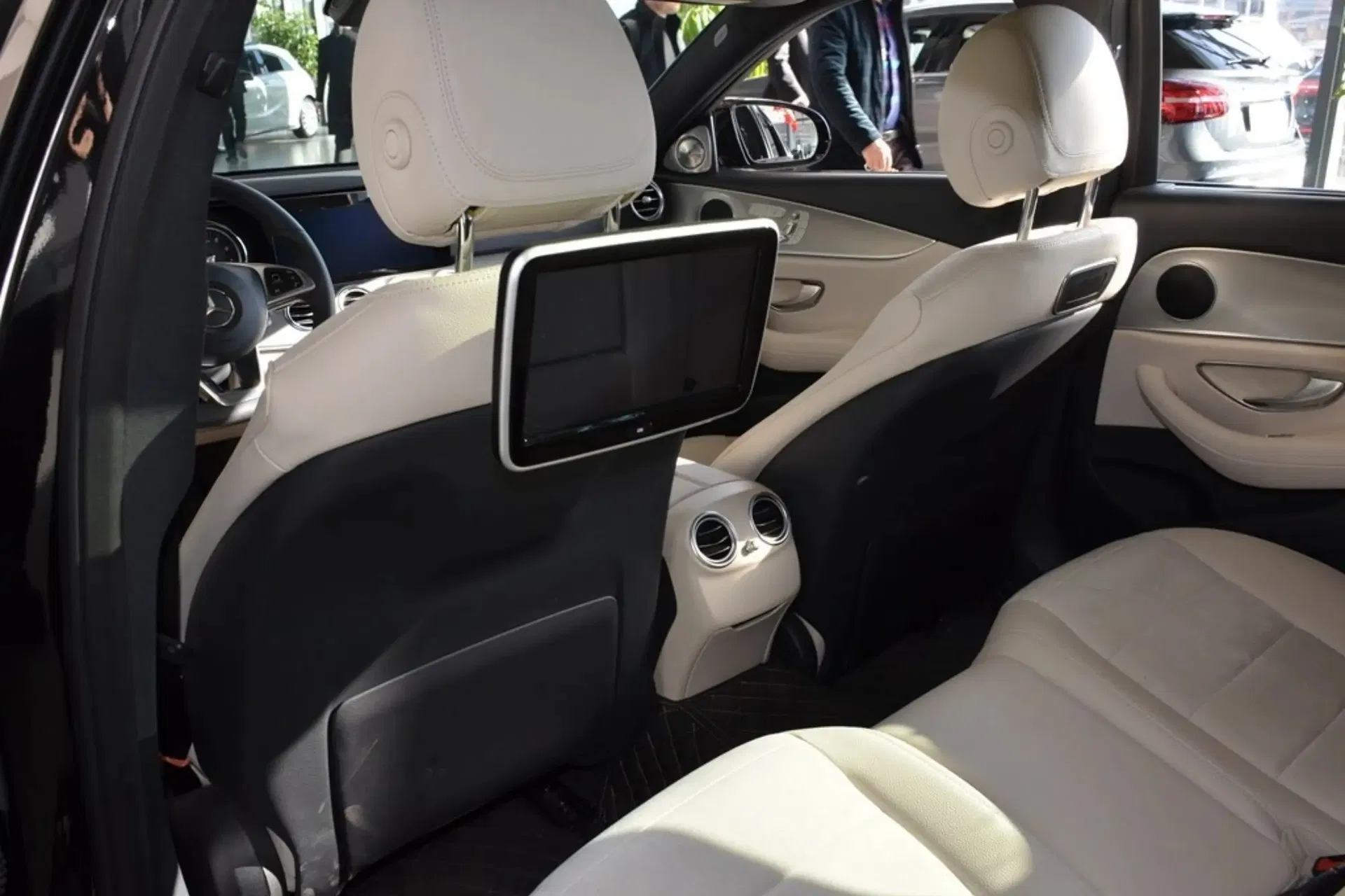 Mercedes Benz E-Class usado 2018 Negro Polar E300 Edición Deportiva Puerta