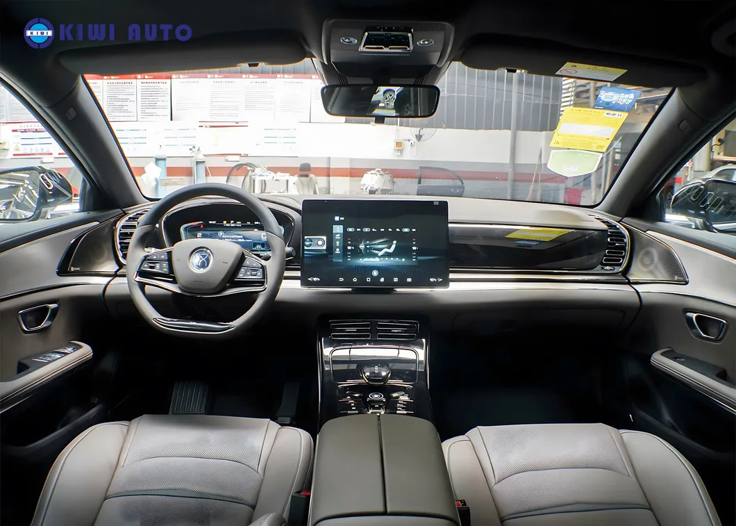 Detalle de Ruedas y Neumáticos de Coche Eléctrico