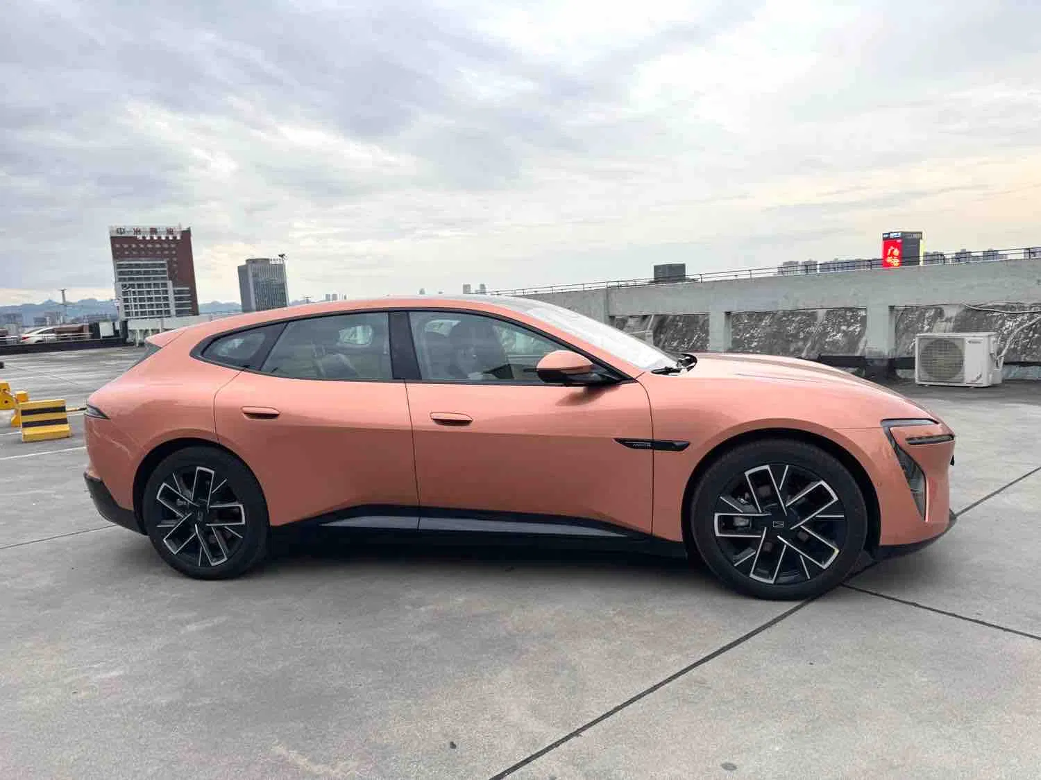 Coche Usado de Bajo Kilometraje Coche Usado Avita 06t Coche Eléctrico Inteligente con Función de Estacionamiento Autónomo en Todos los Escenarios