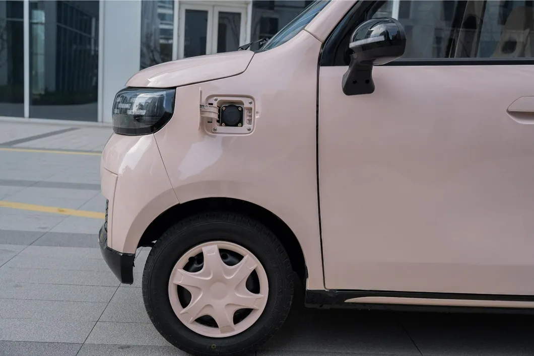 Coche Eléctrico Mini Asequible Nuevo Vehículo Automotor para Desplazamientos Urbanos Ecológicos con 5 Puertas