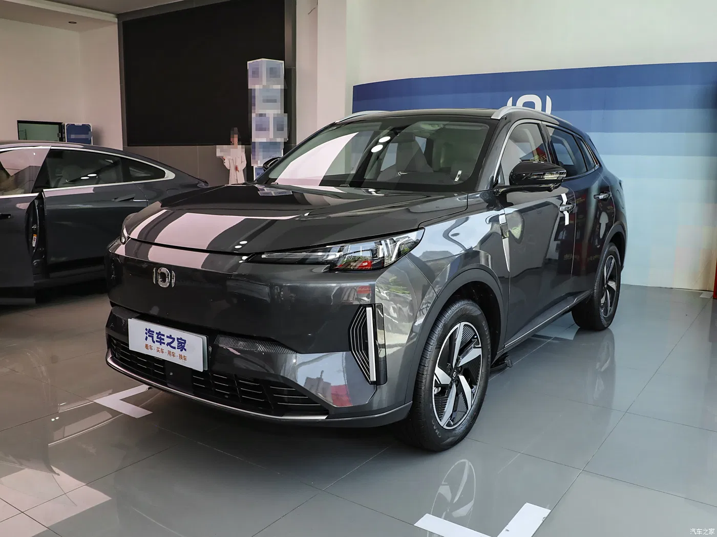 SUV compacto híbrido enchufable Changan Qiyuan Q05 - Coche eléctrico mini para un transporte eficiente en China