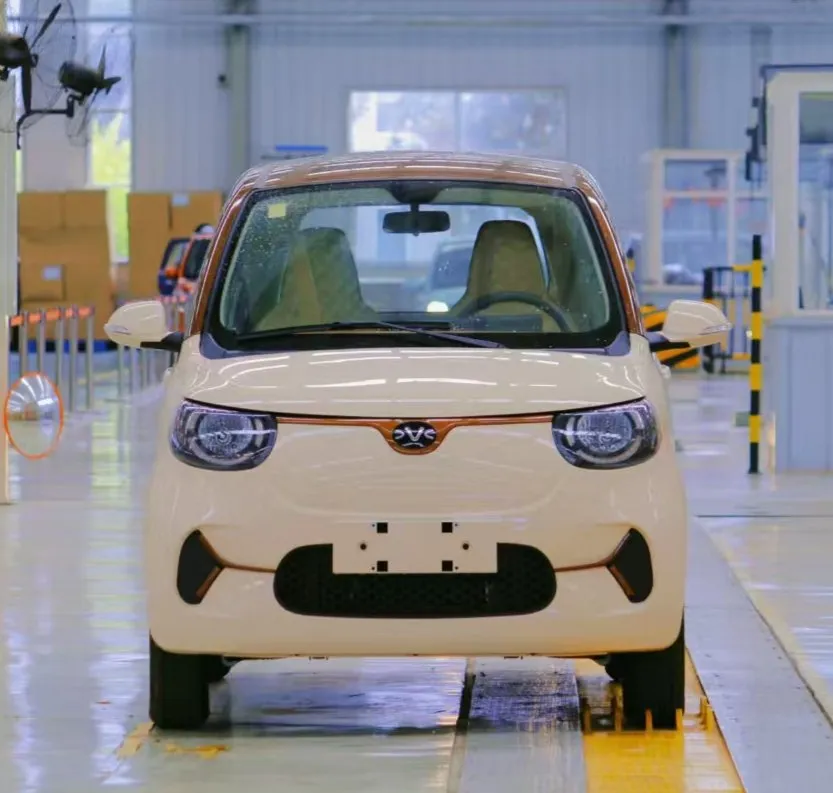 Coche eléctrico inteligente conectado con características de control a través de aplicación móvil
