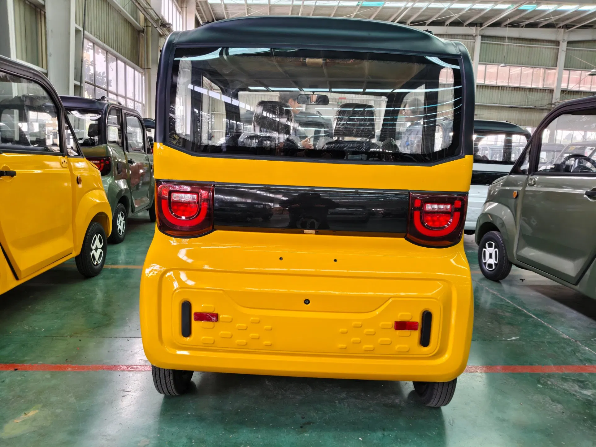 Vehículo eléctrico de cuatro ruedas completamente cerrado y de baja velocidad para uso tanto de pasajeros como de carga, también conocido como scooter de movilidad para personas mayores