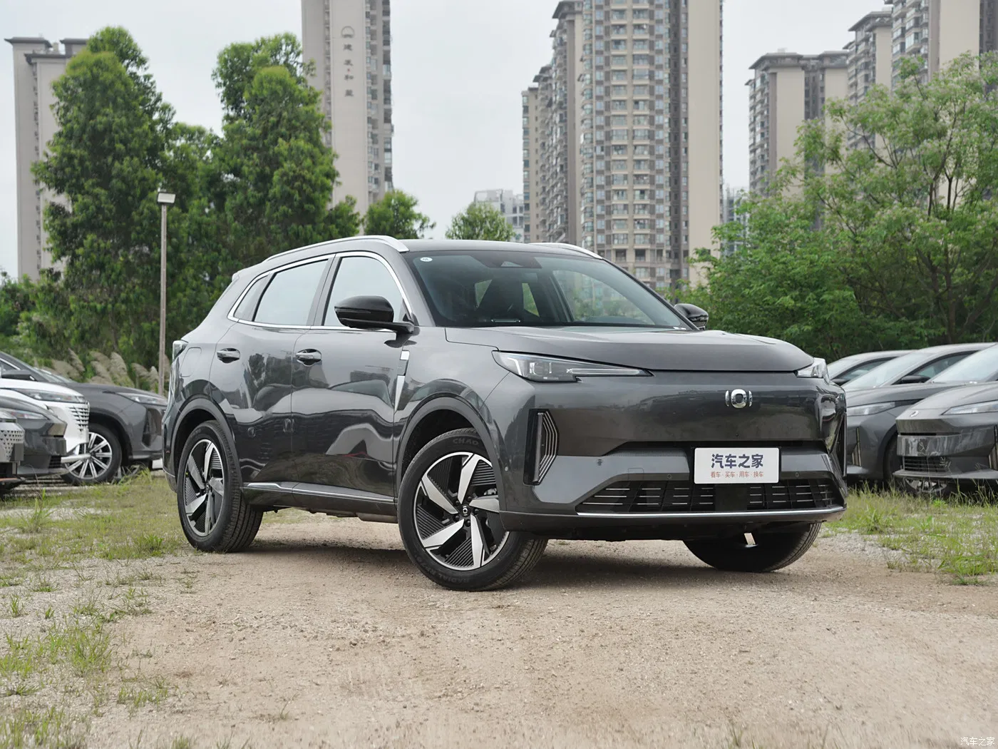 SUV compacto híbrido enchufable Changan Qiyuan Q05 - Coche eléctrico mini para un transporte eficiente en China