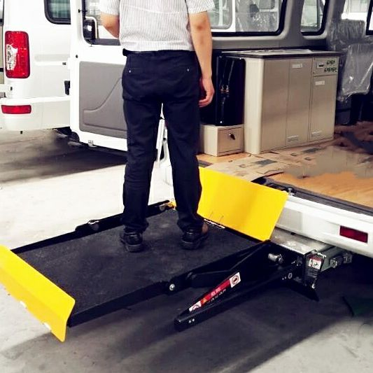 Elevador de silla de ruedas eléctrico certificado CE para ayudar a los pasajeros a subir al vehículo
