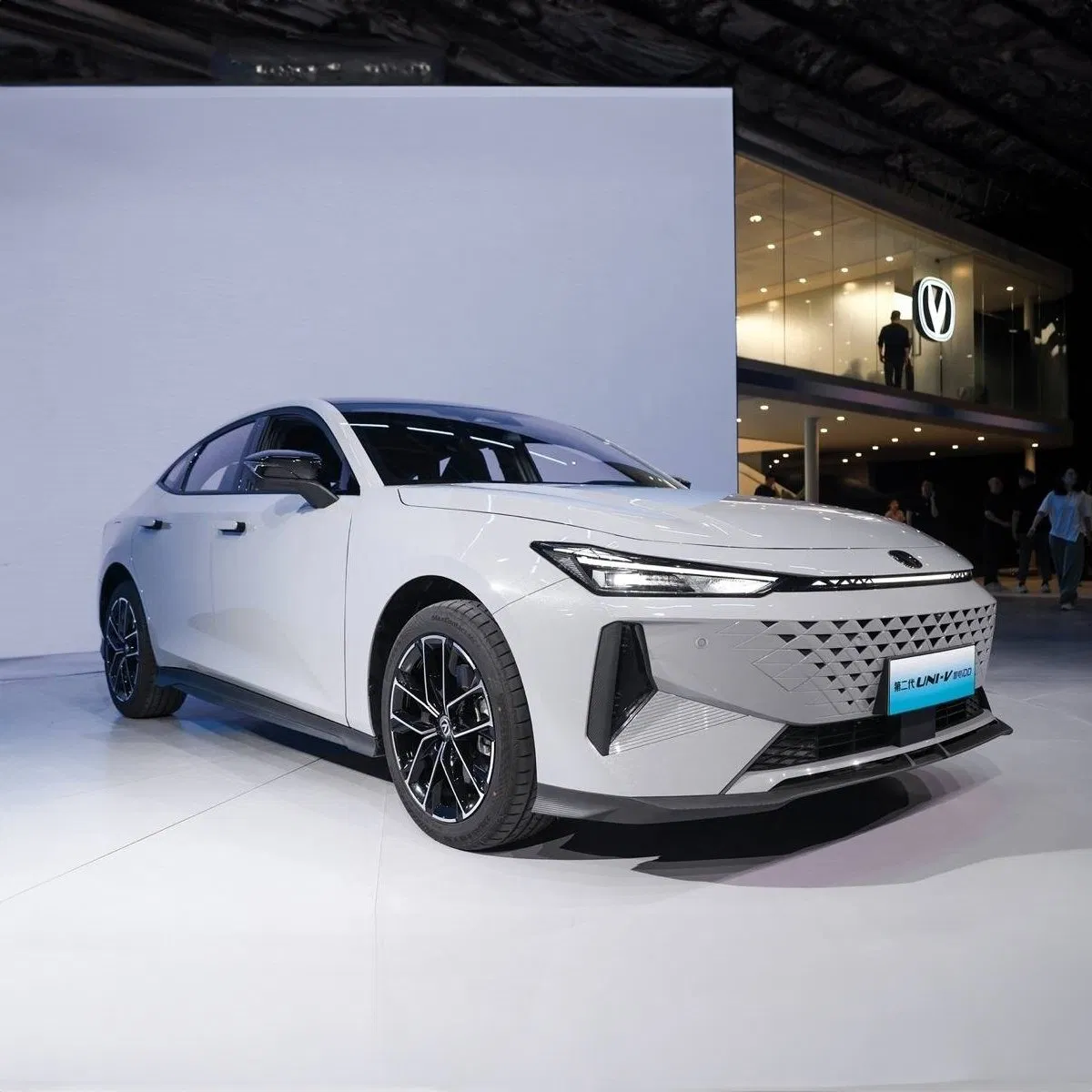 Sino Uni-V Idd Coche Eléctrico Fabricación China 5-Door 5-Passenger Hatchback Vehículo de Gasolina Negro Gris Naranja Vehículo Furgoneta