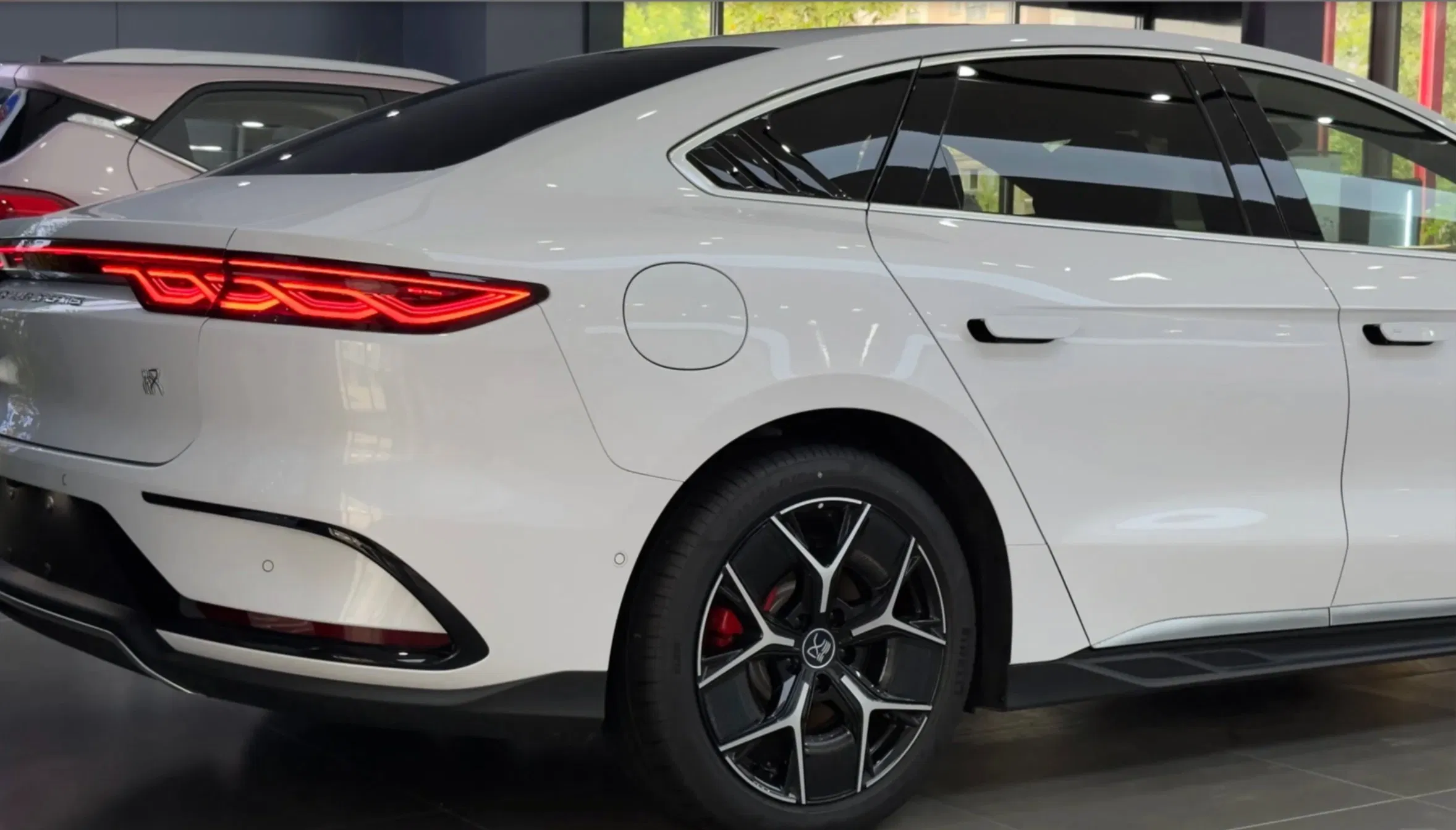 2025 Venta Caliente Byd Han Sedán Eléctrico EV Dm-I Nuevo Byd Han 2026 Bydlujo de Largo Alcance EV Fábrica China Venta al por Mayor Vehículo de Nueva Energía Con Volante a la Izquierda