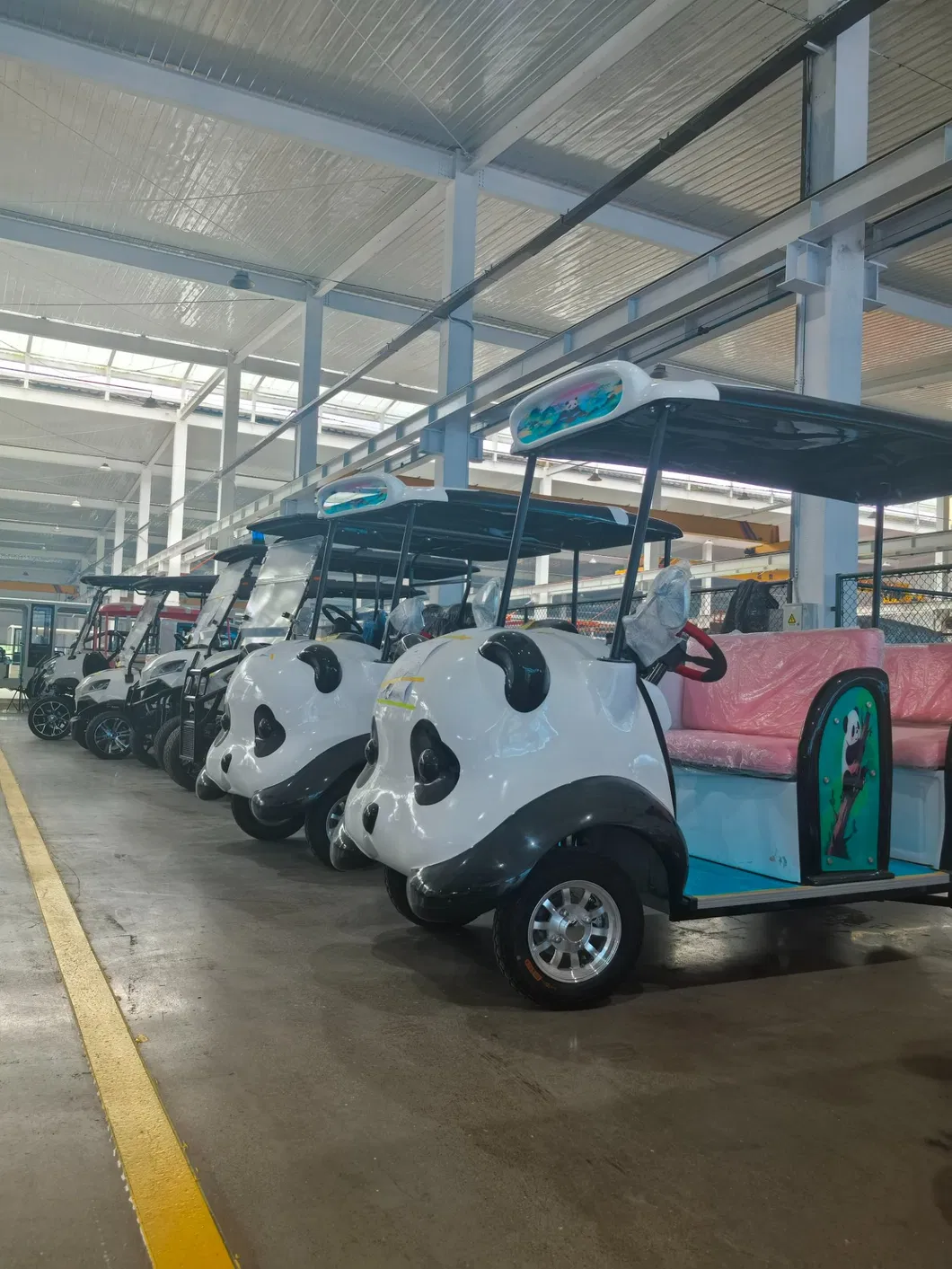 Vehículo autónomo animado de turismo en parque
