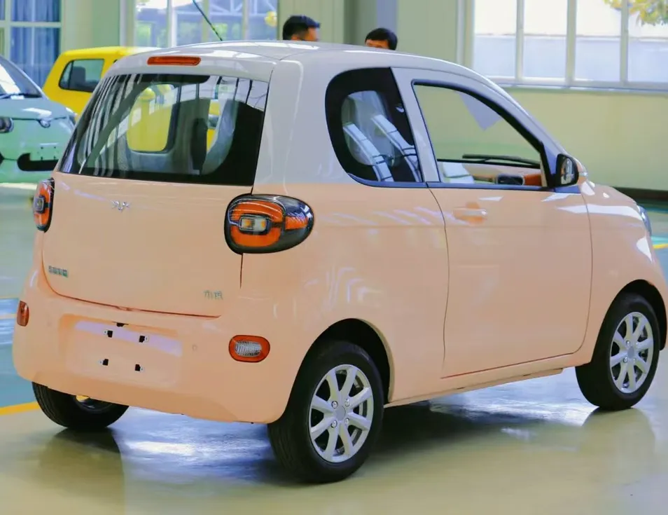 Coche eléctrico inteligente conectado con características de control a través de aplicación móvil