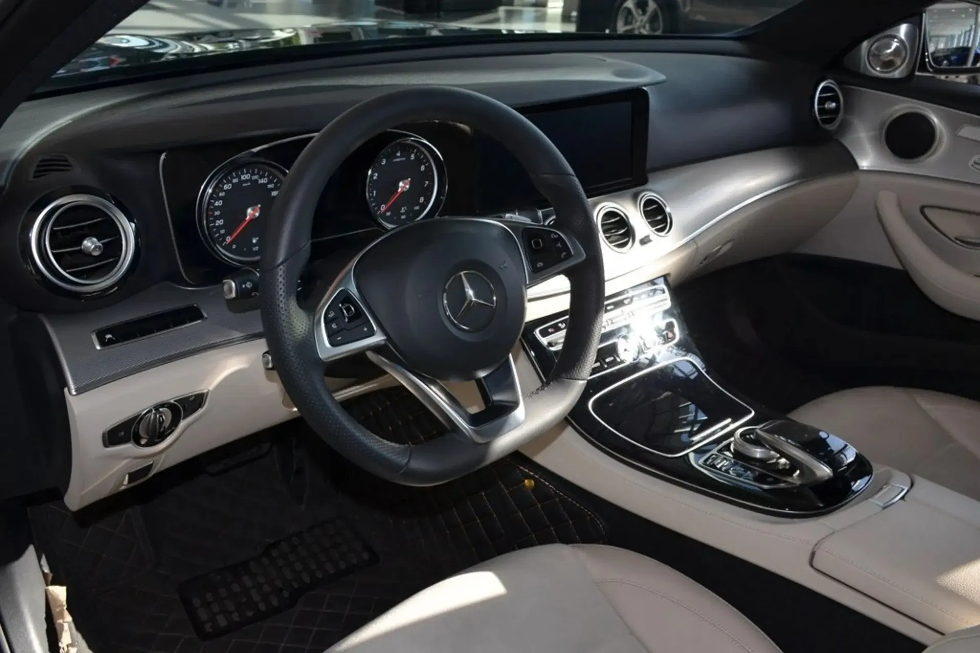 Mercedes Benz E-Class usado 2018 Negro Polar E300 Edición Deportiva Lateral