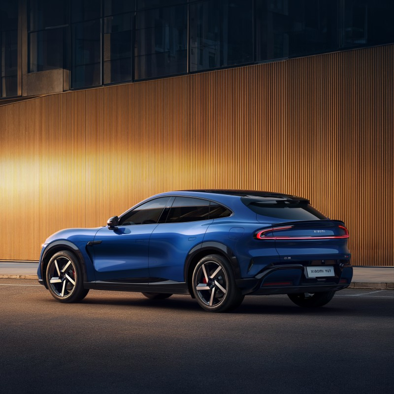 Chinese Electric Auto Car with Dual 80W Wireless Charging Pad