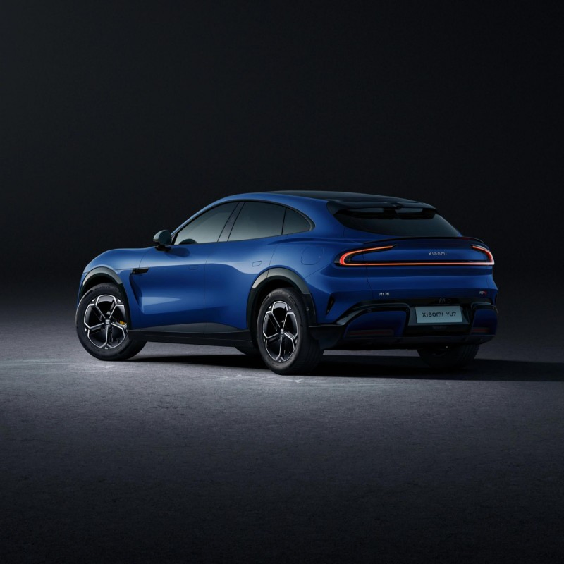 Chinese Electric Auto Car with Dual 80W Wireless Charging Pad