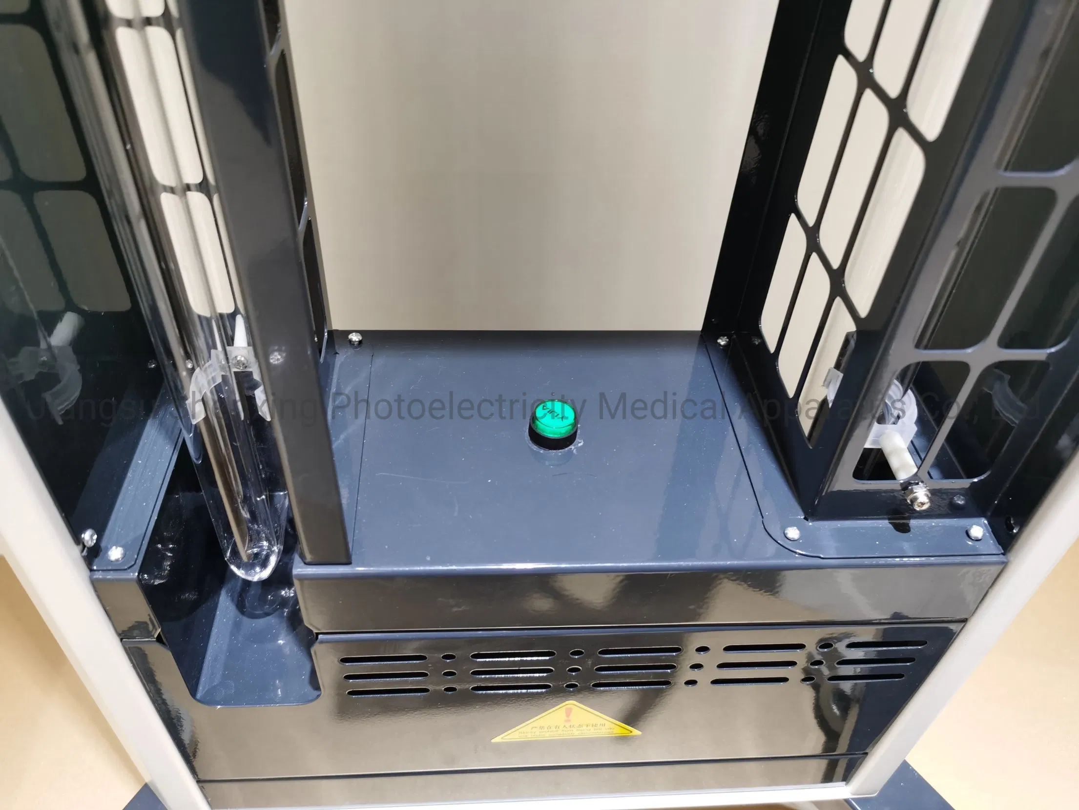 Intelligent UV Sterilizer Robot with Sterilization Lamp Smart Sterilizing Robot Sx-300A