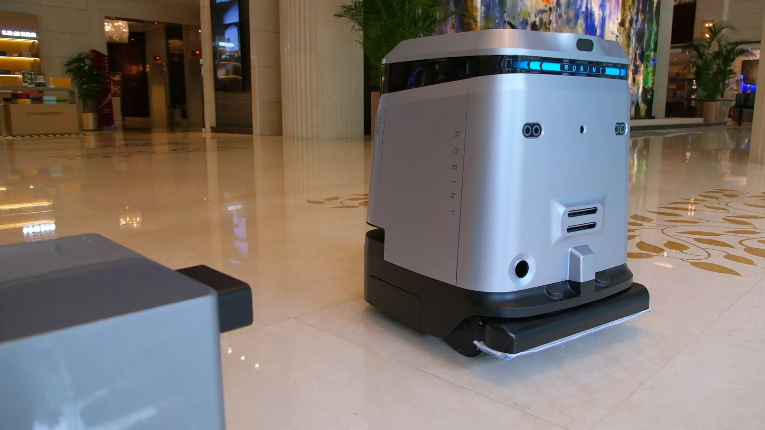 High Quality Commercial Cleaning Robot Intelligent Carpet Sweeping and Mopping Robot for Floor Cleaning