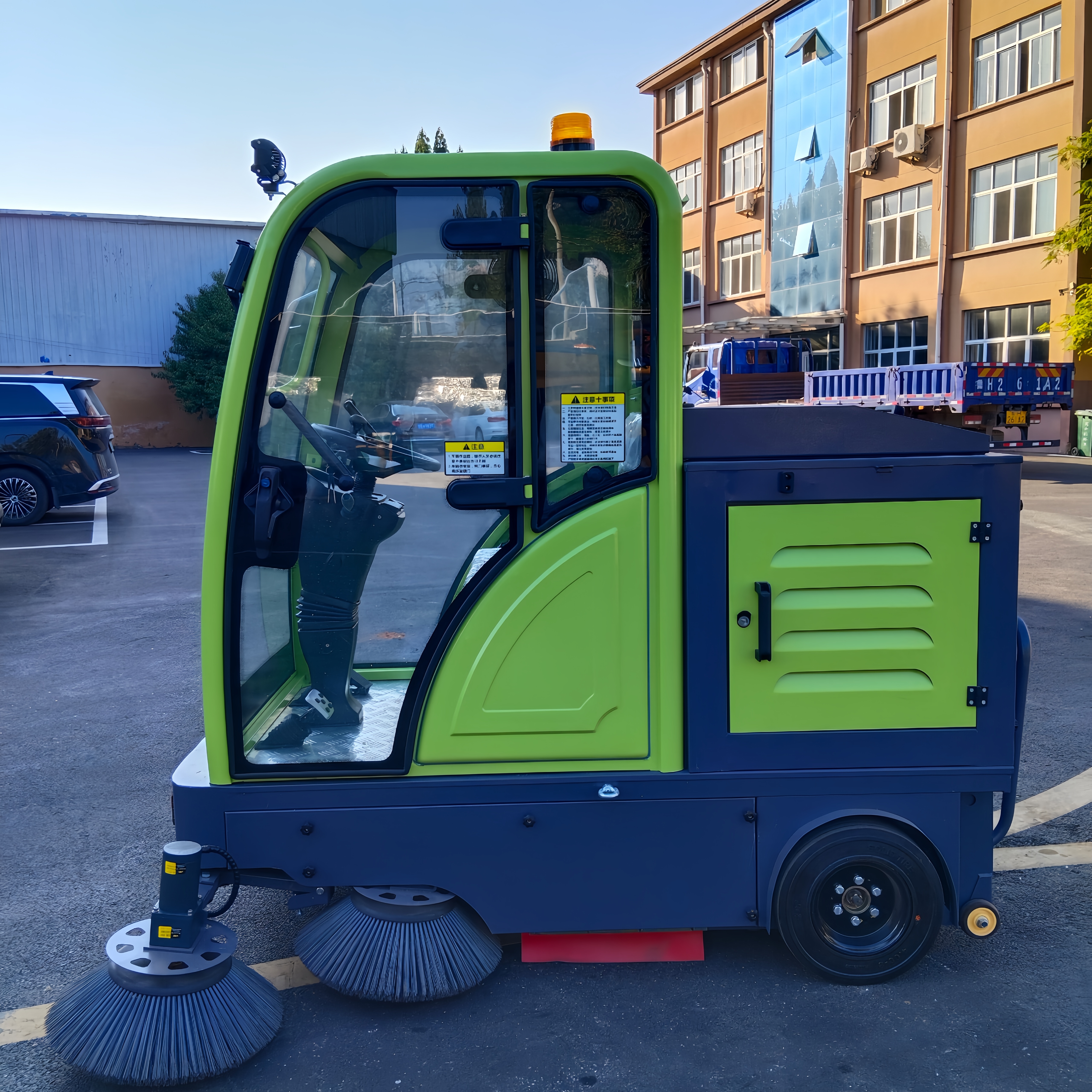 New Industrial Electric Ride-On Self-Propelled Floor Scrubber Robot with Dual Brushes and Side Brush Street Sweeper
