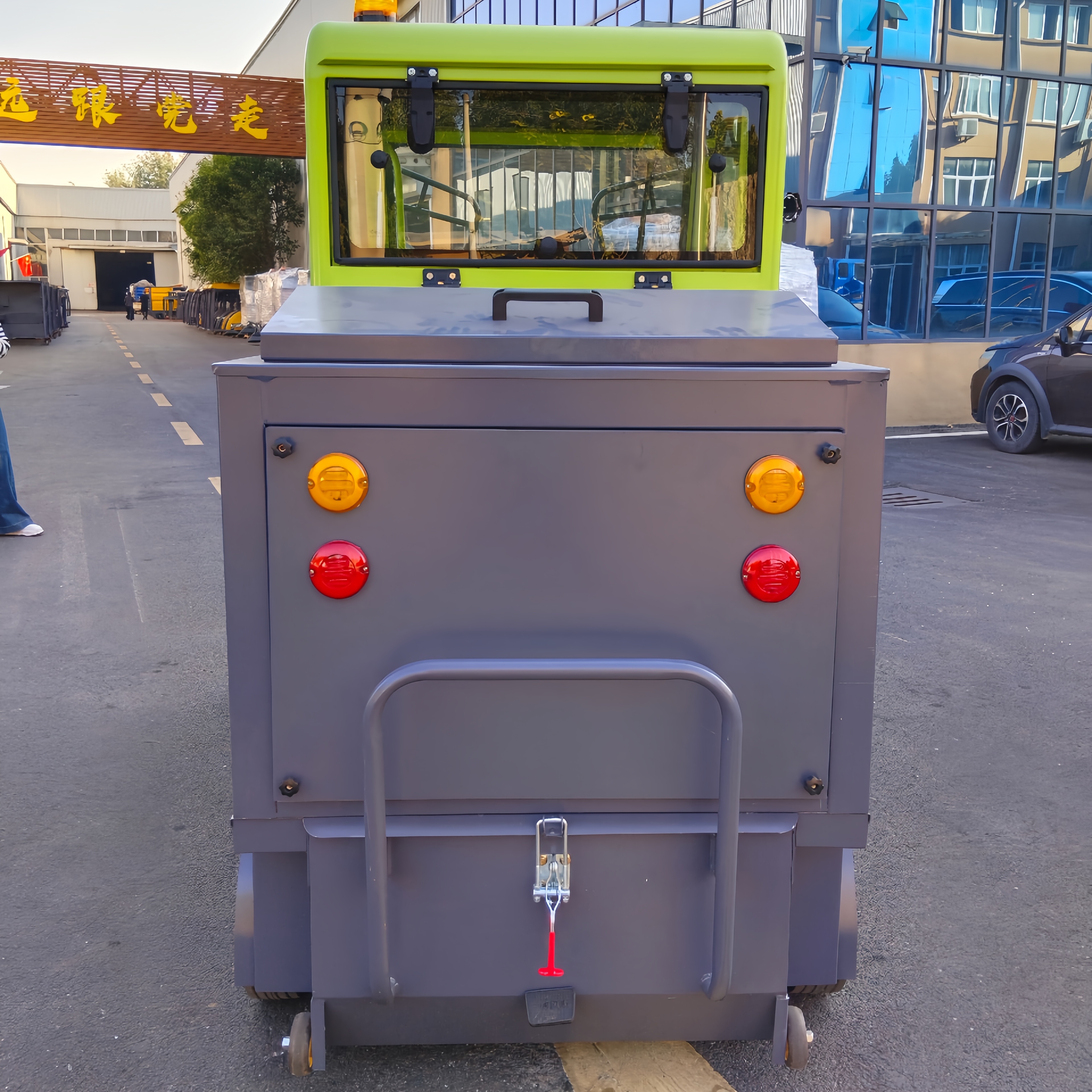 New Industrial Electric Ride-On Self-Propelled Floor Scrubber Robot with Dual Brushes and Side Brush Street Sweeper
