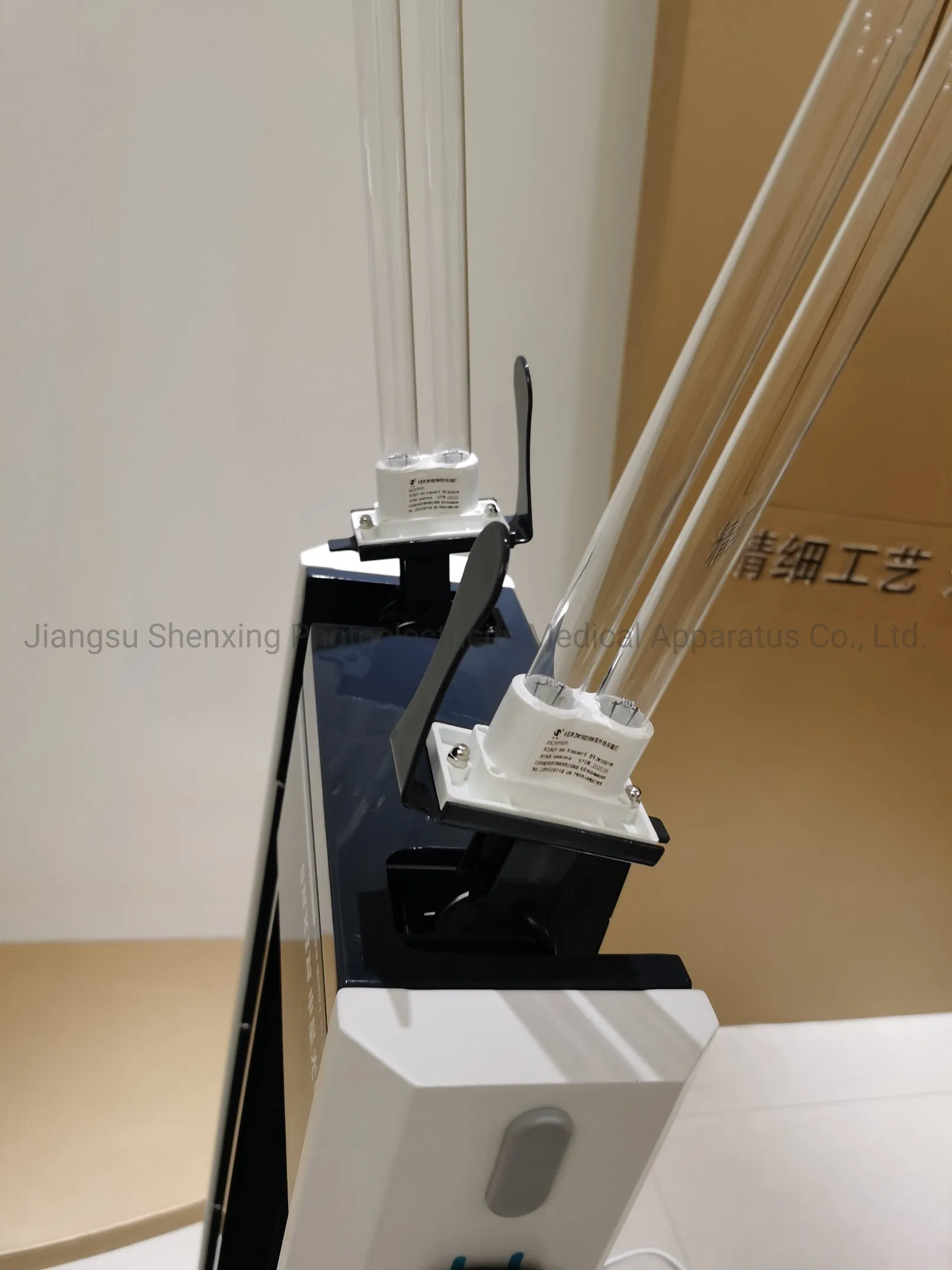 Intelligent UV Sterilizer Robot with Sterilization Lamp Smart Sterilizing Robot Sx-300A