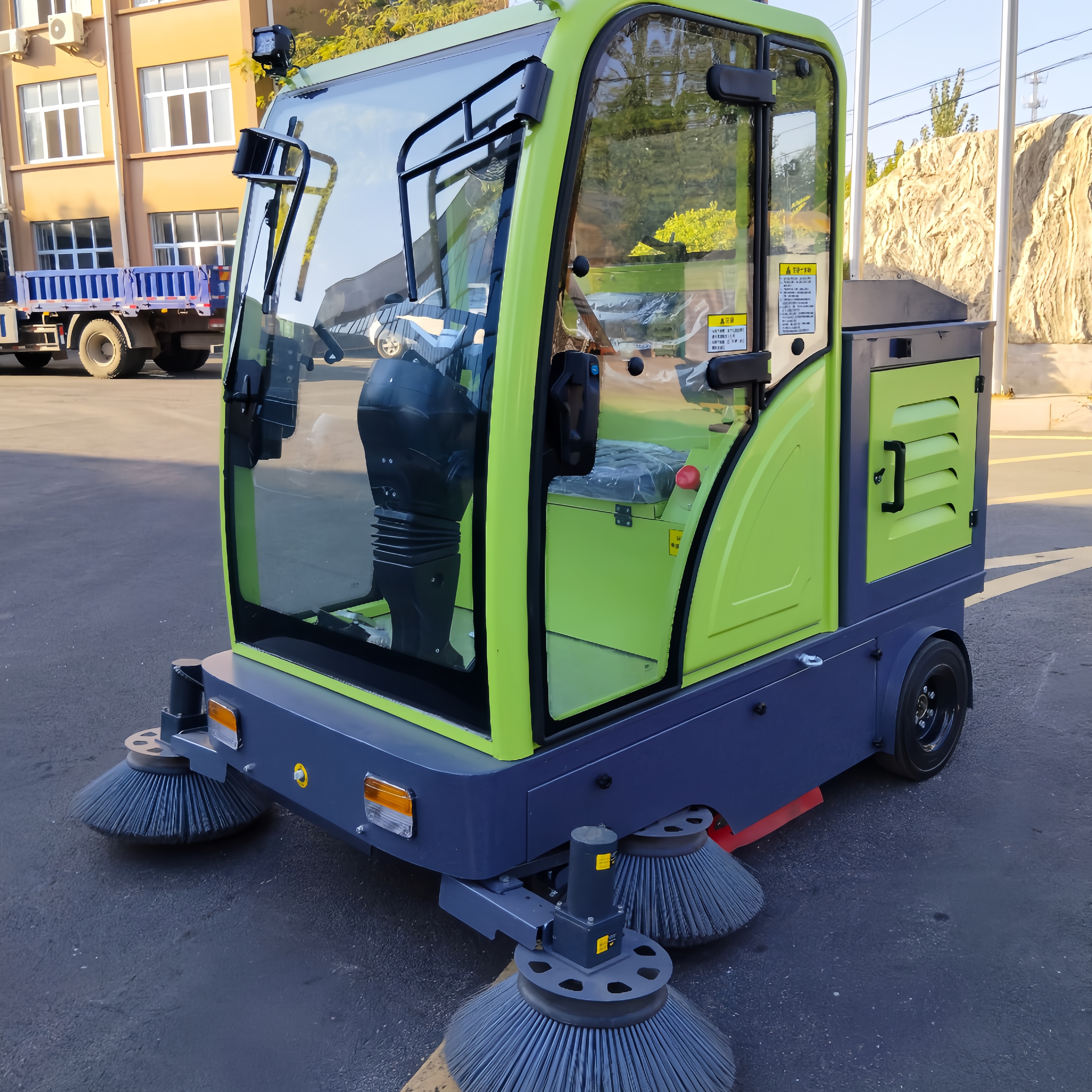 New Industrial Electric Ride-On Self-Propelled Floor Scrubber Robot with Dual Brushes and Side Brush Street Sweeper