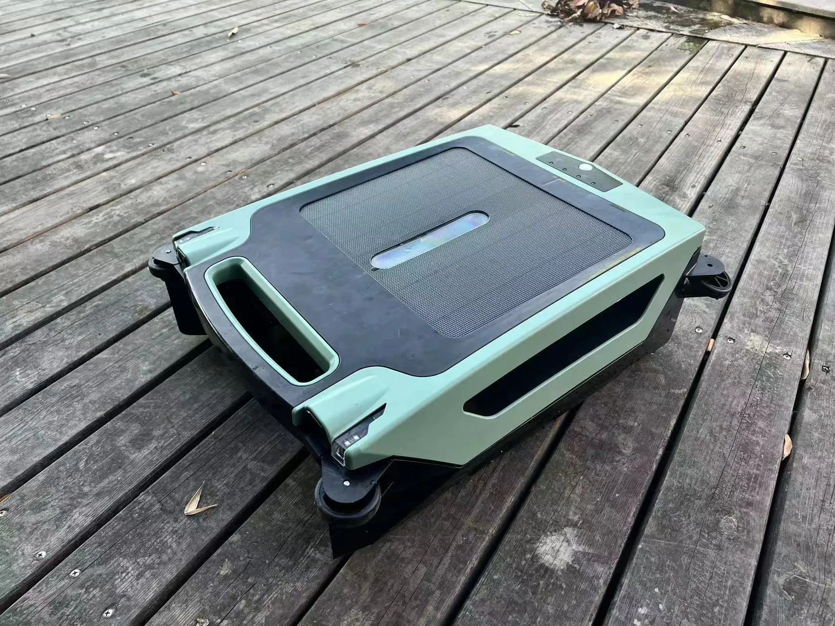 Hot Newest Cordless Robotic Pool Cleaner Automatic Pool Vacuum 12W Robot for Inground Above Ground Pools with Light Ambient Light