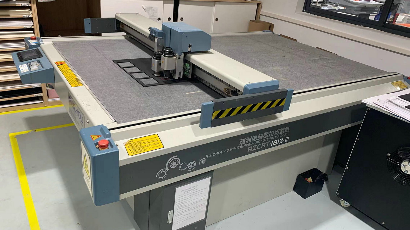 Processo de corte de papel para embalagens personalizadas na fábrica Jace Packaging