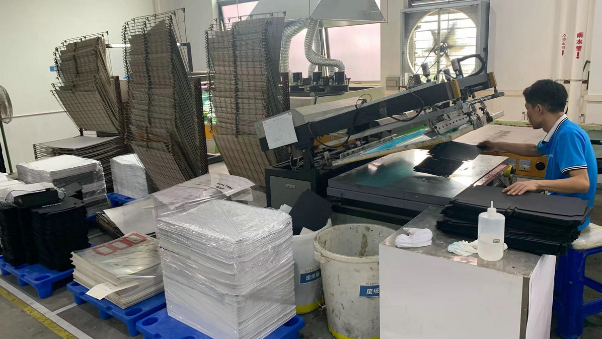 Processo de impressão serigráfica silk printing em embalagens de luxo