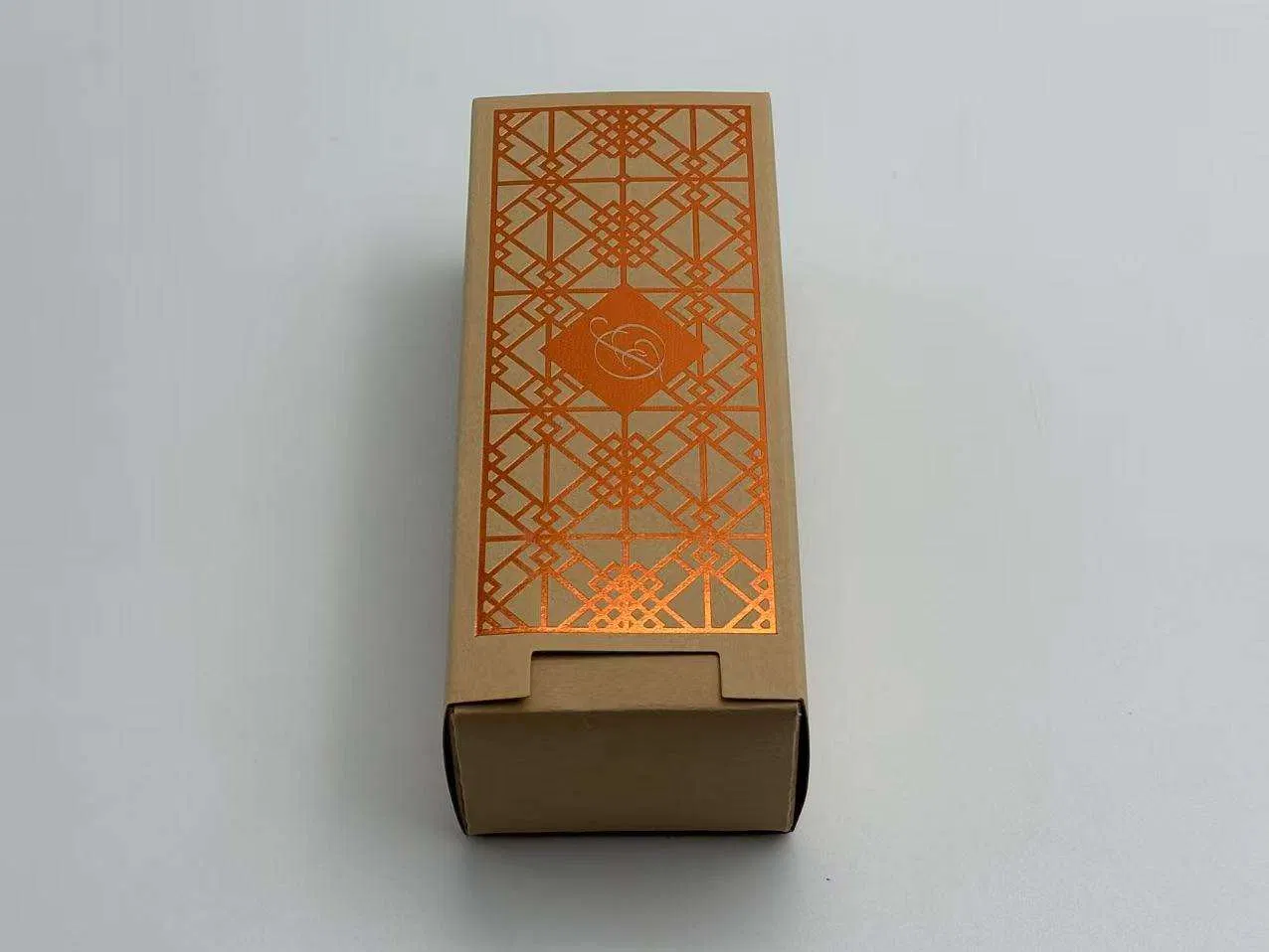 Caixa Personalizada com Fecho Tuck Lock em Papelão Corrugado Kraft para Embalagem de Envio Postal com Estampagem a Quente e Relevo para Alimentos