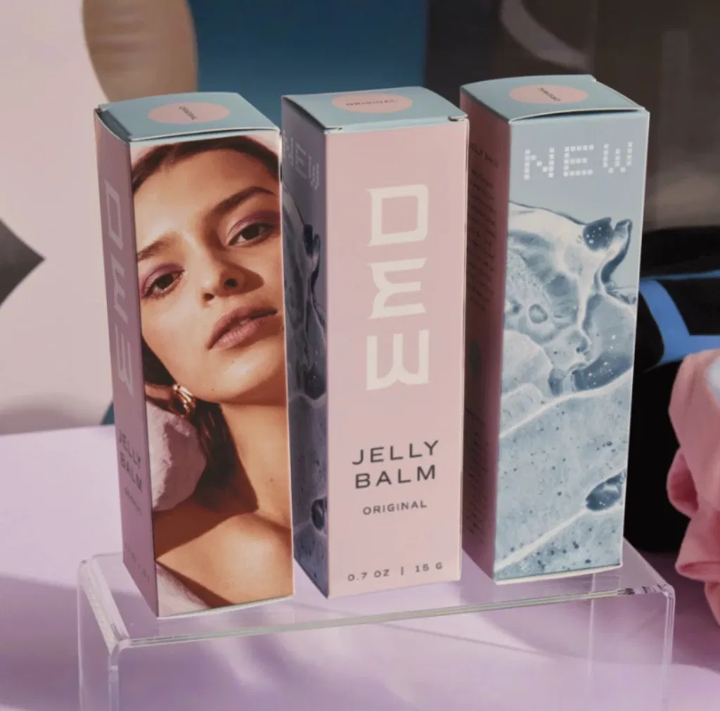 Caixa dobrável de papelão kraft reciclado personalizada para perfumes e produtos de cuidados com a pele, embalagem cosmética premium ecológica com relevo