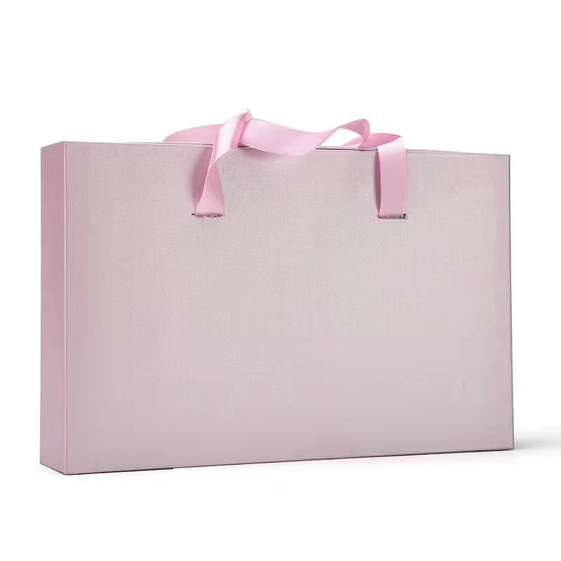Caixas de papel personalizadas de luxo com alças e cordas para embalagem de roupas e calçados de casamento. Amostras gratuitas, envio acessível