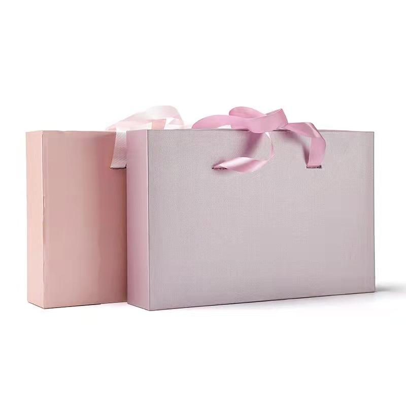 Caixas de papel personalizadas de luxo com alças e cordas para embalagem de roupas e calçados de casamento. Amostras gratuitas, envio acessível