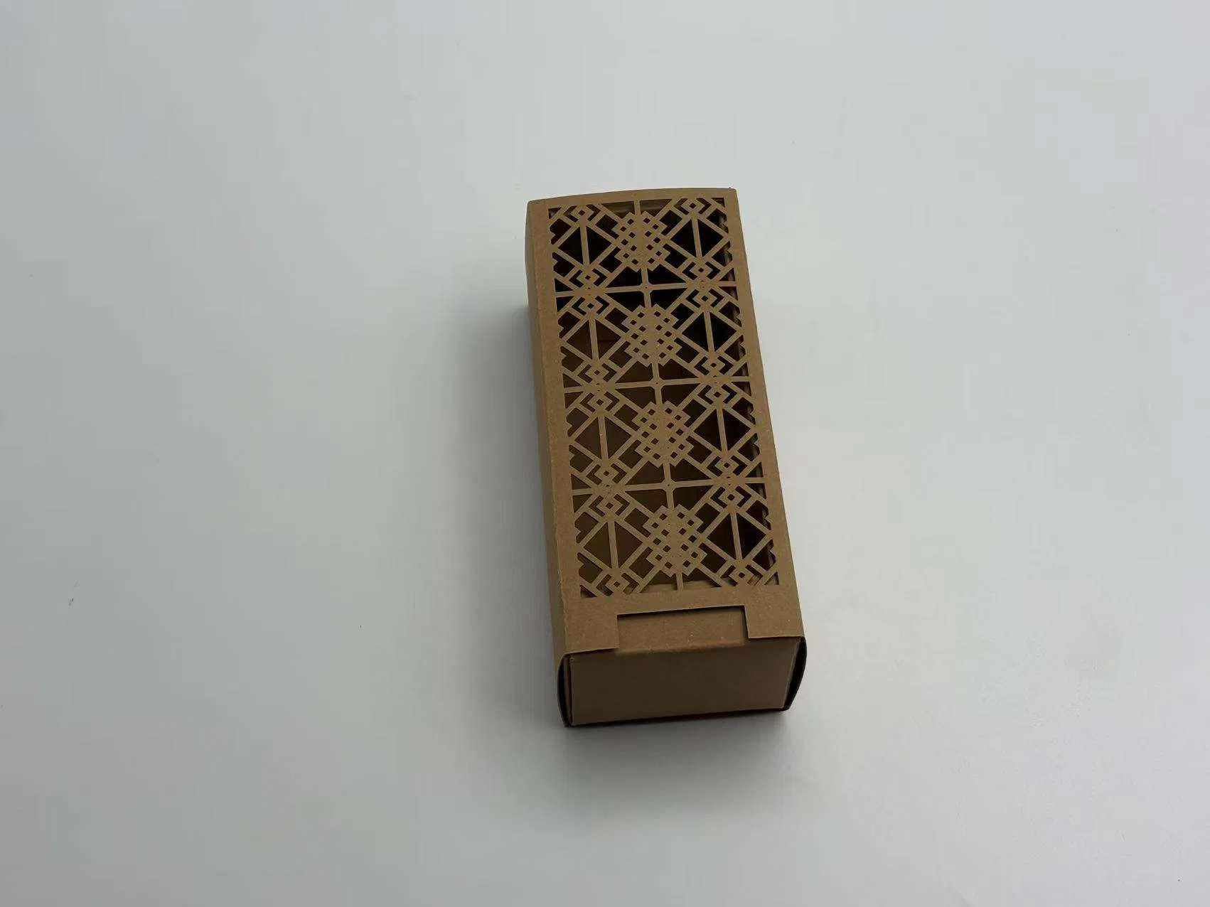 Caixa Personalizada com Fecho Tuck Lock em Papelão Corrugado Kraft para Embalagem de Envio Postal com Estampagem a Quente e Relevo para Alimentos