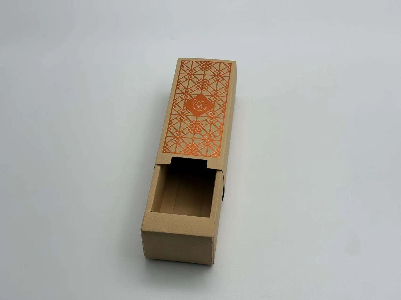 Caixa Personalizada com Fecho Tuck Lock em Papelão Corrugado Kraft para Embalagem de Envio Postal com Estampagem a Quente e Relevo para Alimentos