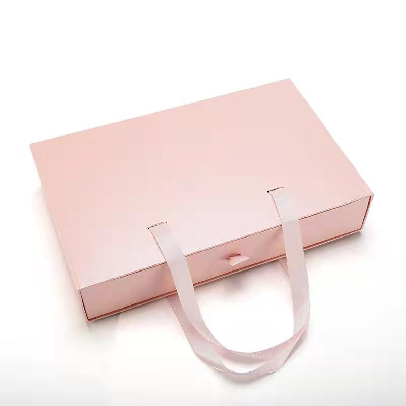Caixas de papel personalizadas de luxo com alças e cordas para embalagem de roupas e calçados de casamento. Amostras gratuitas, envio acessível