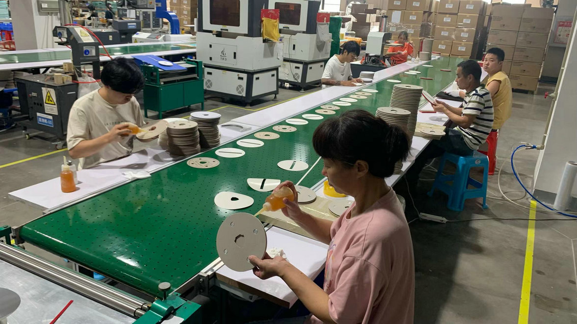 Processo de colagem gluing de caixas de papel na Jace Packaging Dongguan