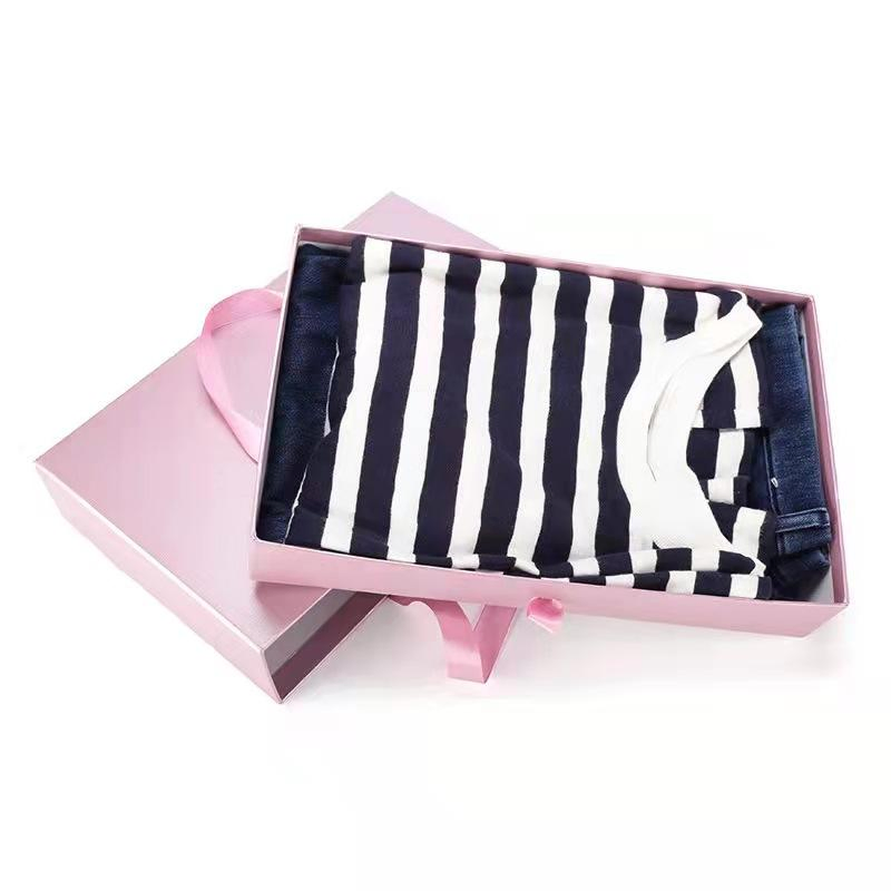 Caixas de papel personalizadas de luxo com alças e cordas para embalagem de roupas e calçados de casamento. Amostras gratuitas, envio acessível