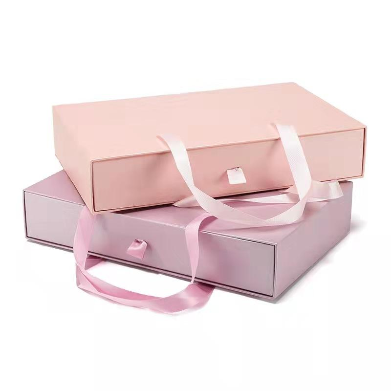 Caixas de papel personalizadas de luxo com alças e cordas para embalagem de roupas e calçados de casamento. Amostras gratuitas, envio acessível