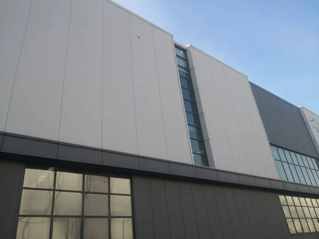 Edifício de Estrutura de Aço Prefabricada para Oficina Residencial de Grande Espaço com Painel Sanduíche para Uso de Oficina e Loja