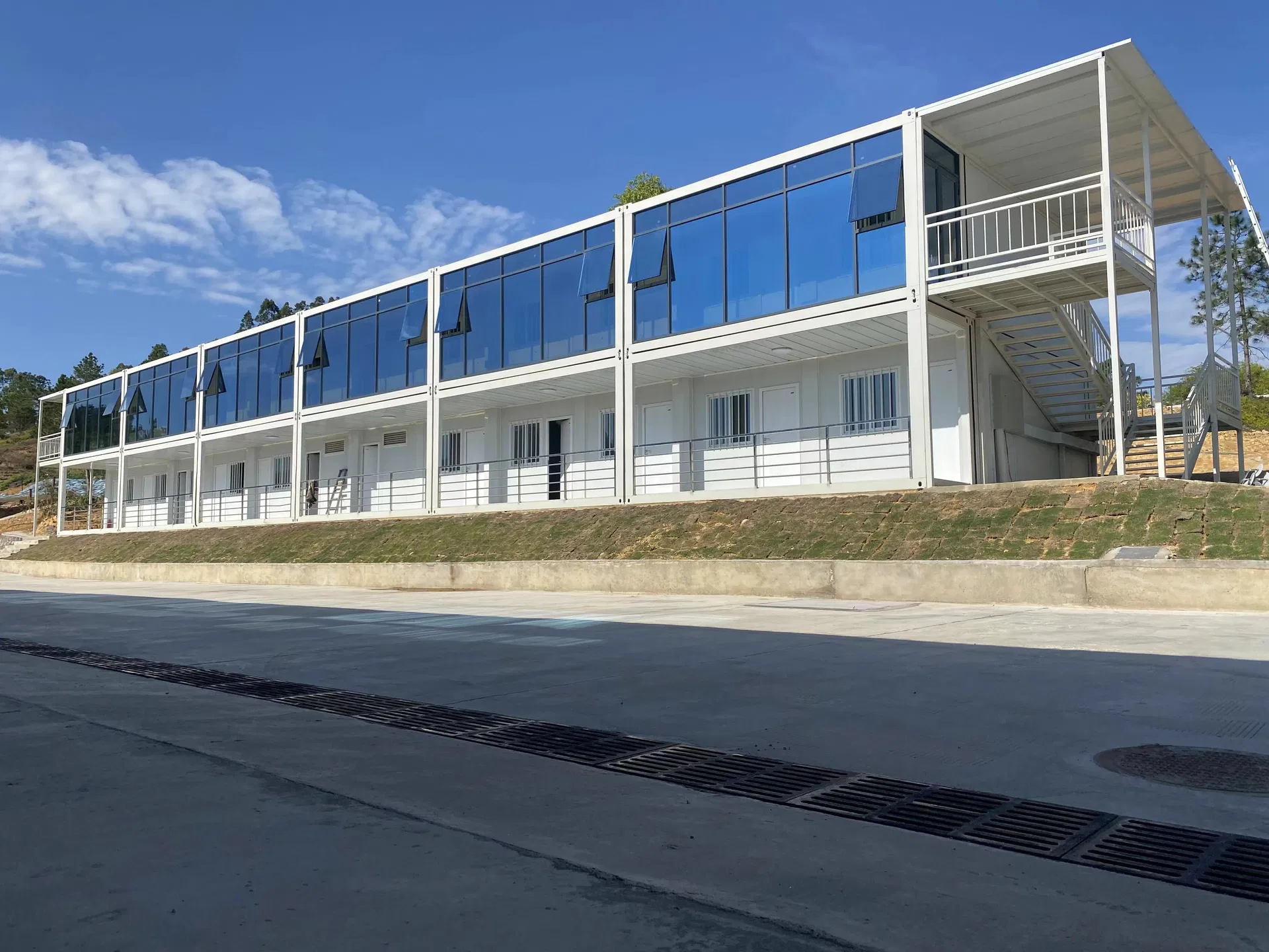 Casa Contêiner Dobrável Desmontável para Trabalho em Reuniões, Isolada Acusticamente, para Ocupante Único, Jardim de Fundo Prefabricado e Portátil