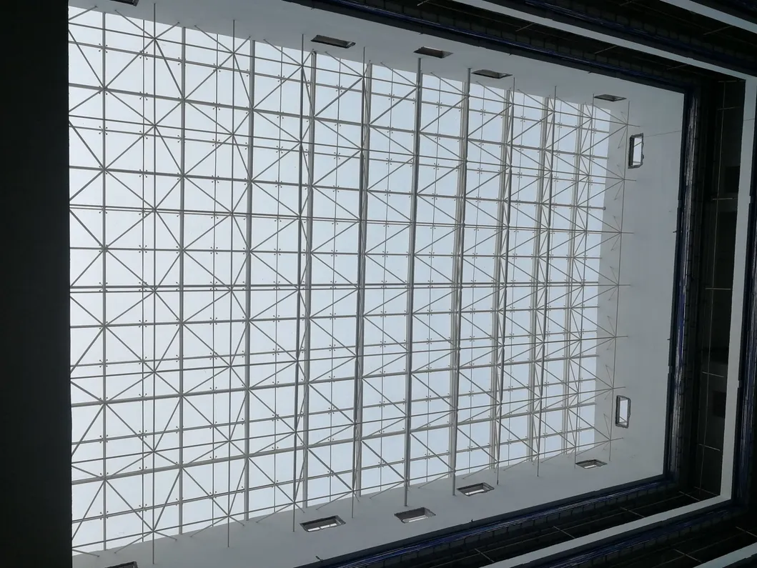 Edifício de Estrutura de Aço Prefabricada para Oficina Residencial de Grande Espaço com Painel Sanduíche para Uso de Oficina e Loja