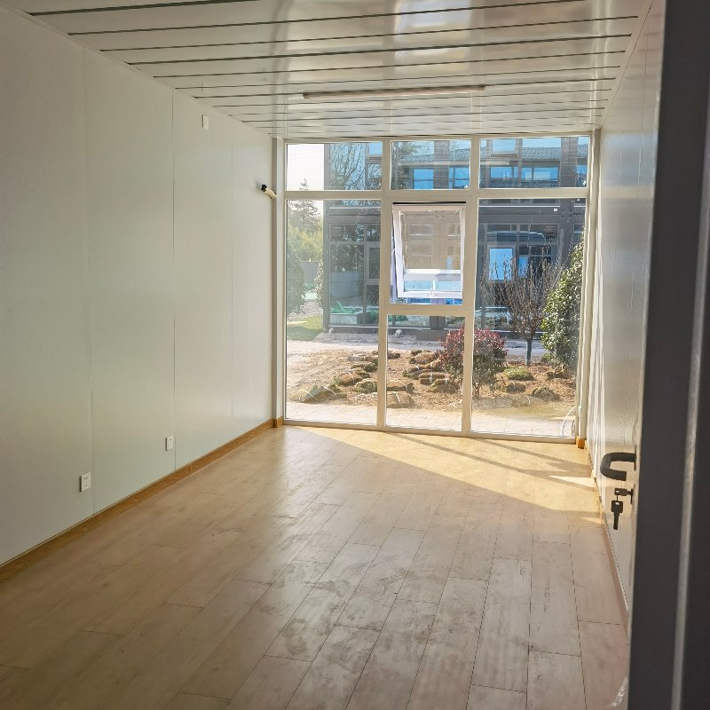 Interior espaçoso Partições personalizáveis Montagem rápida Escritório modular para startups e contratantes