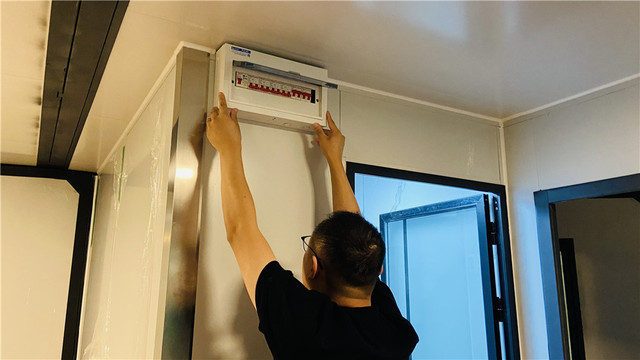 Fabricação de painéis pré-fabricados em linha industrial automatizada