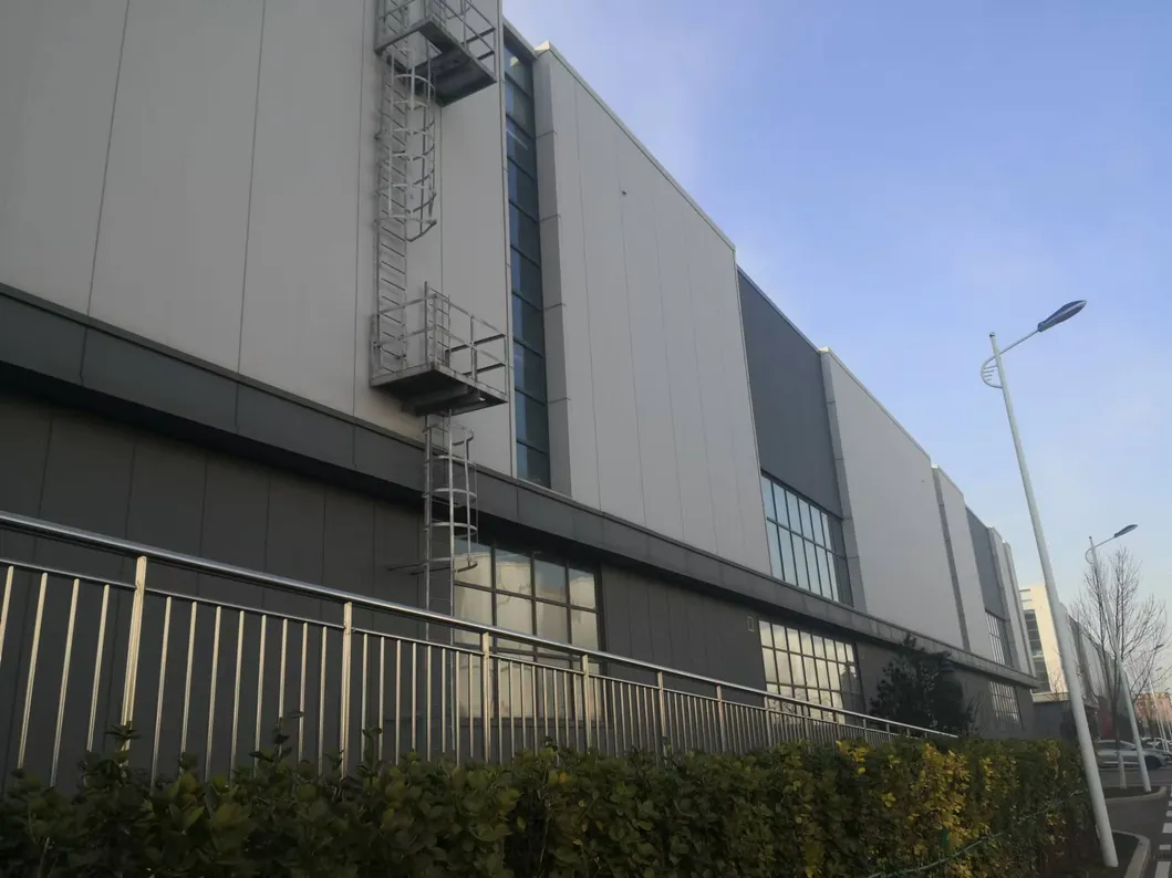 Edifício de Estrutura de Aço Prefabricada para Oficina Residencial de Grande Espaço com Painel Sanduíche para Uso de Oficina e Loja