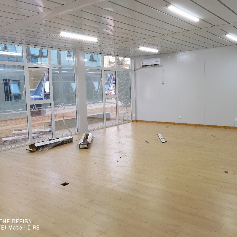 Interior espaçoso Partições personalizáveis Montagem rápida Escritório modular para startups e contratantes
